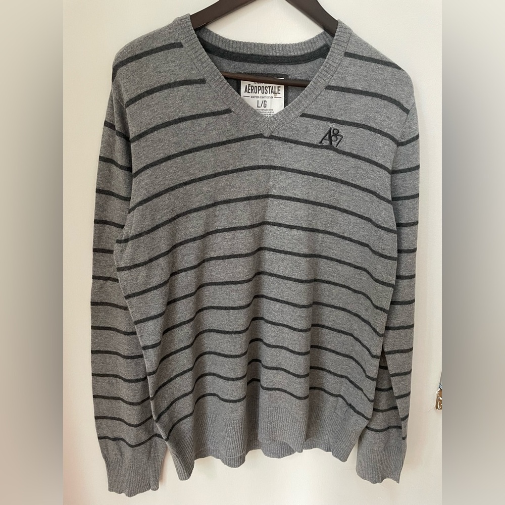 Aeropostale Men's V-Neck Sweater in Gray Stripes